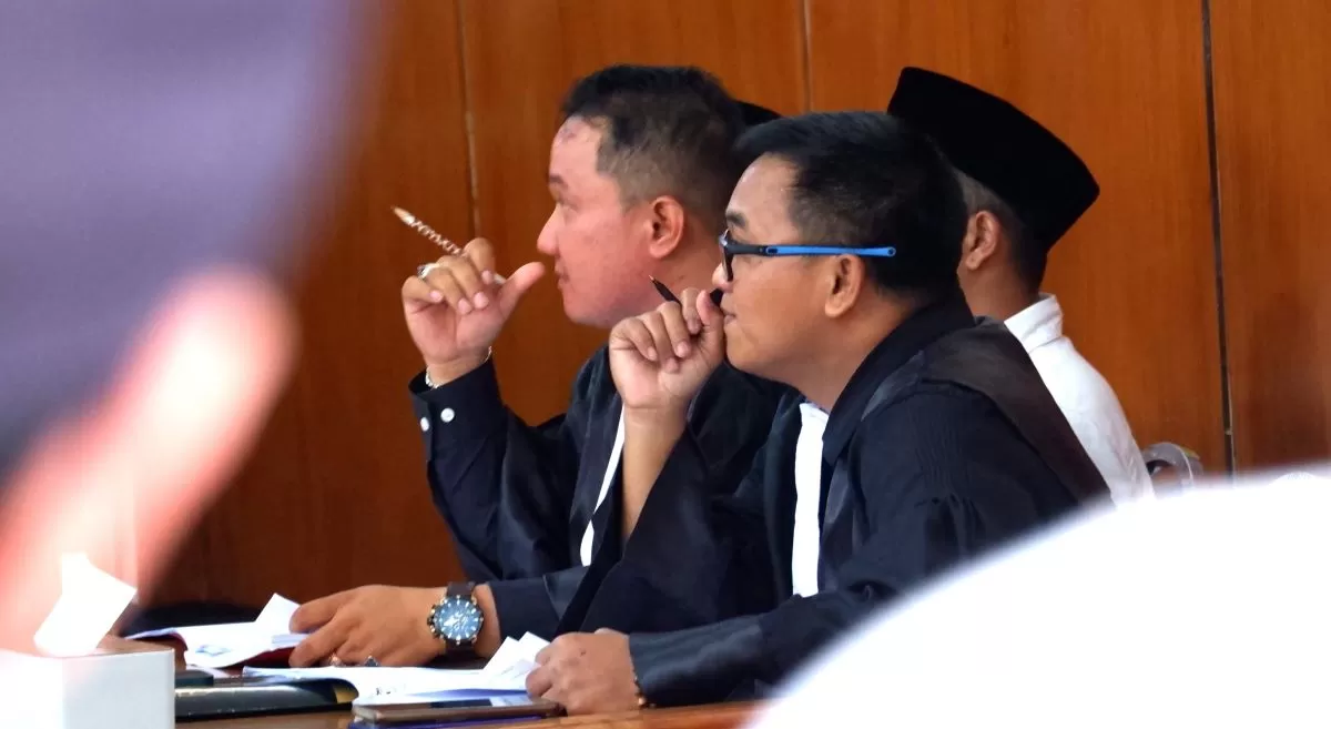 Asep Muhidin, S.H., M.H alias Asep Apdar saat mengikuti kegiatan sidang di Pengadilan Negeri Garut ketika membela kliennya yang berprofesi sebagai guru ngaji (Ft: asep ahmad)