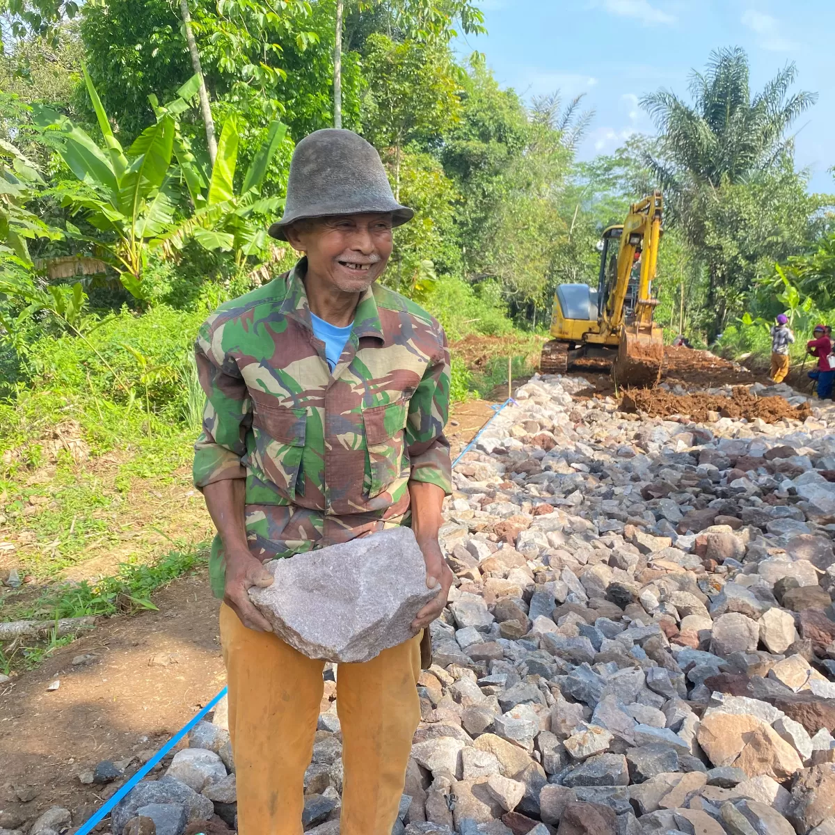 Hudim (78), petani sekaligus Ketua RT di Kampung Cibeunying, Desa Mekarmulya, Kecamatan Malangbong, Kabupaten Garut.