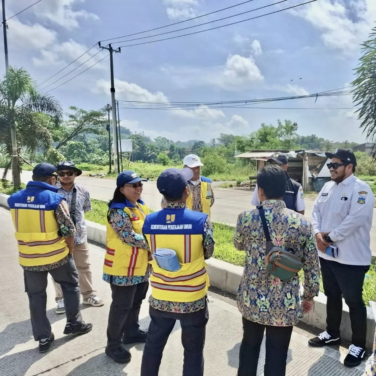 Sejumlah pejabat hadir untuk memastikan bahwa jalan tidak hanya terlihat jadi, tetapi juga tercatat jadi. Di antaranya Sekretaris Dinas PUPR Garut Yugo Wibisono, Kepala Bidang Bina Marga Diki Hasbi, s