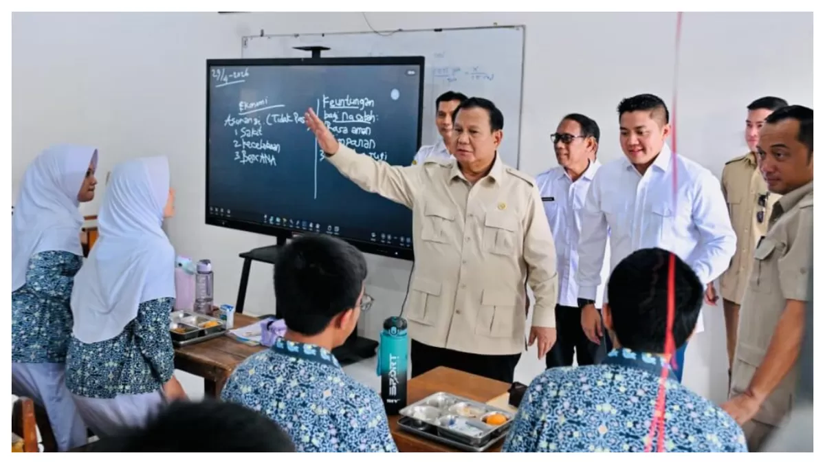 Presiden Prabowo Subianto  saat meninjau hasil renovasi di SMA Negeri 1 Cilacap, Jawa Tengah, Rabu (29/4/2026). Foto: Istimewa