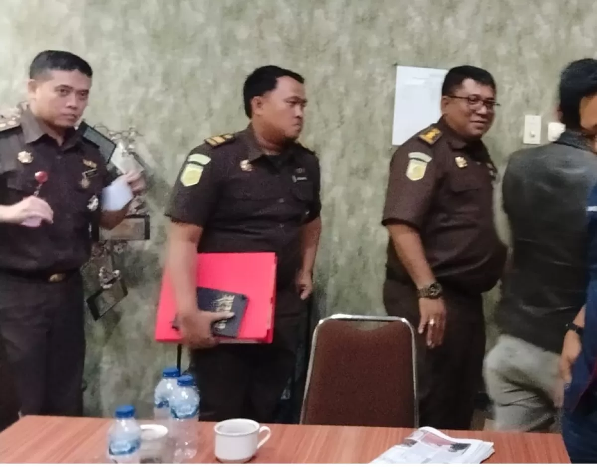 Foto : Jajaran Jaksa Kejaksaan Negeri Garut bidang Tindak Pidana Khusus dan seksi Intelijen beberapa pekan lalu (tengah) terlapor (Foto: Asep Ahmad/AsepLocus)