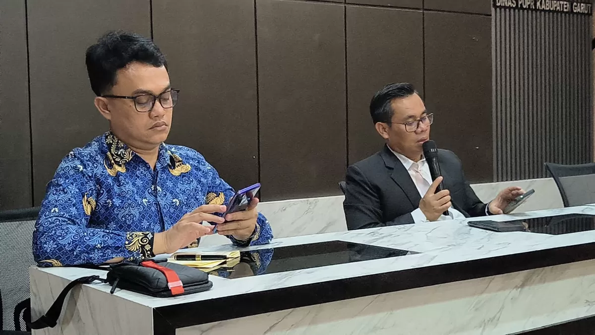 Foto : Kepala dinas PUPR Kabupaten Garut AGus Ismail didampingi Kepala bidang penataan ruang harry Subagja saat menerima audensi dari GLMPK (Ft. Asep Locus) ((Ft. Asep Locus))