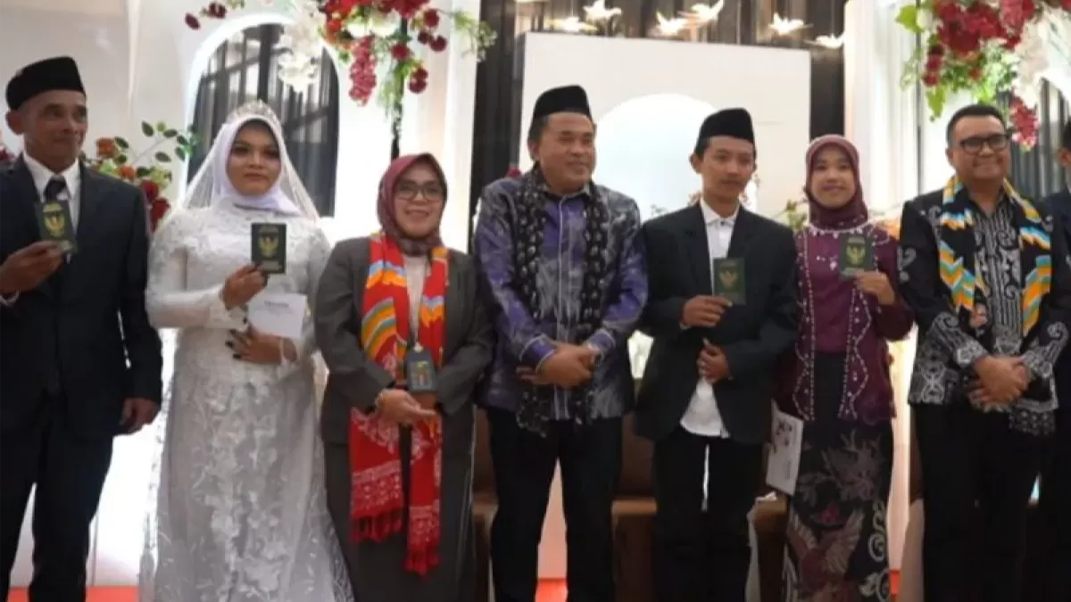 Bupati Kukar Aulia Rahman Basri (pertama dari kanan) foto bersama dengan sebagian peserta nikah massal. ANTARA/HO-Prokom Kukar