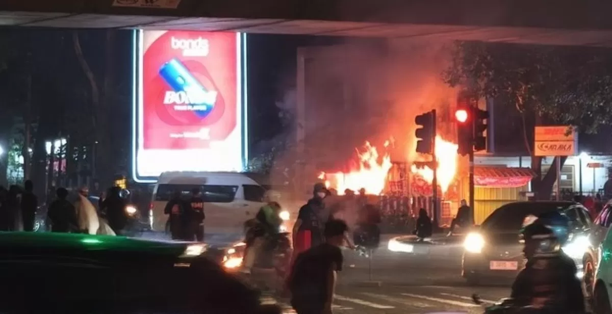 Foto : pos polisi simpang dago bandung dibakar masa aksi (Foto : Asep Locus/Tim Bdg)