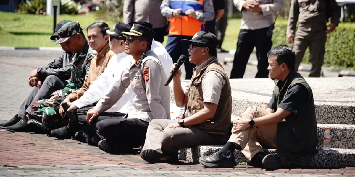Bupati Garut, Abdusy Syakur Amin, menerima audiensi perwakilan serikat pekerja di Lapangan Sekretariat Daerah, Tarogong Kidul.