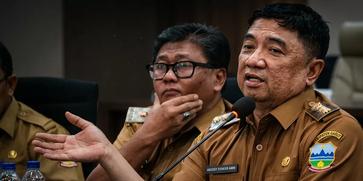 Abdusy Syakur Amin memimpin rapat koordinasi Asosiasi Pemerintah Desa Seluruh Indonesia (APDESI) di Garut Kota, Senin (4/5/2026). (Diskominfo Kab. Garut)