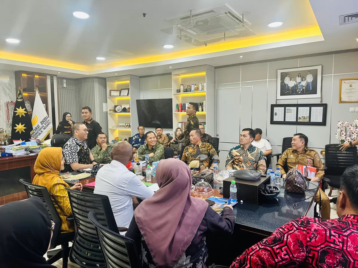 Kepala Dinas Sosial Kabupaten Garut, Marlinda Siti Hana, melakukan konsultasi dan koordinasi intensif bersama Sekretaris Jenderal Kementerian Sosial RI di Jakarta Pusat, Selasa (12/5/2026). (Foto: Dok. Dinsos-Garut)