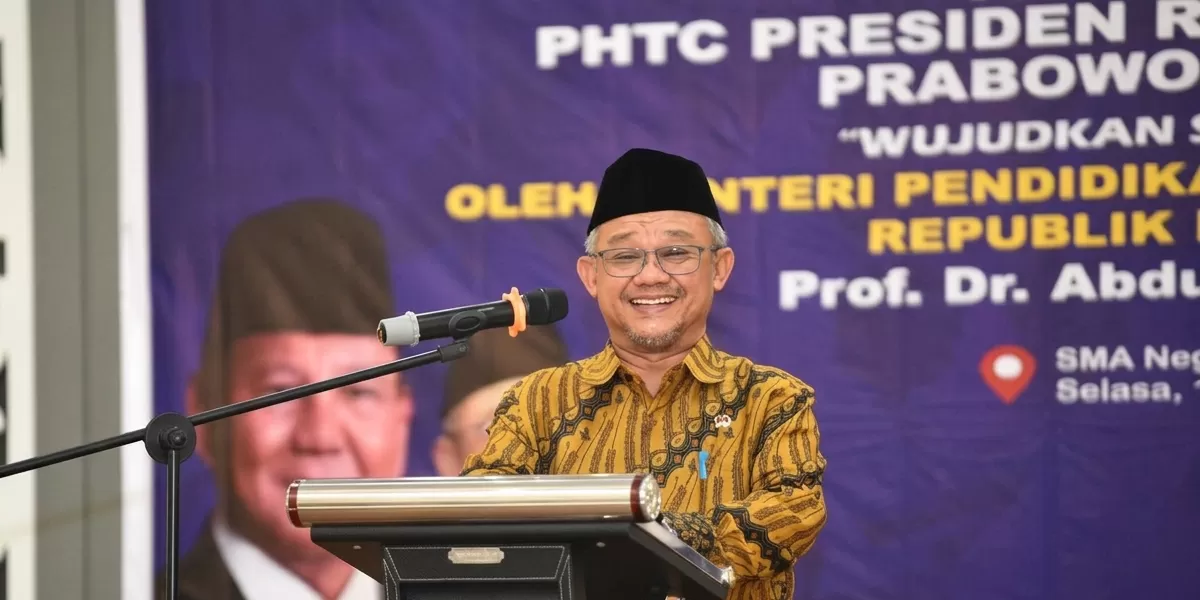  Menteri Pendidikan Dasar dan Menengah, Abdul Mu'ti saat menyerahkan bantuan revitalisasi satuan pendidikan 2026 di Kota Batam, Kepulauan Riau, Selasa (12/5/2026). ((Foto: dok Kemendikdasmen))