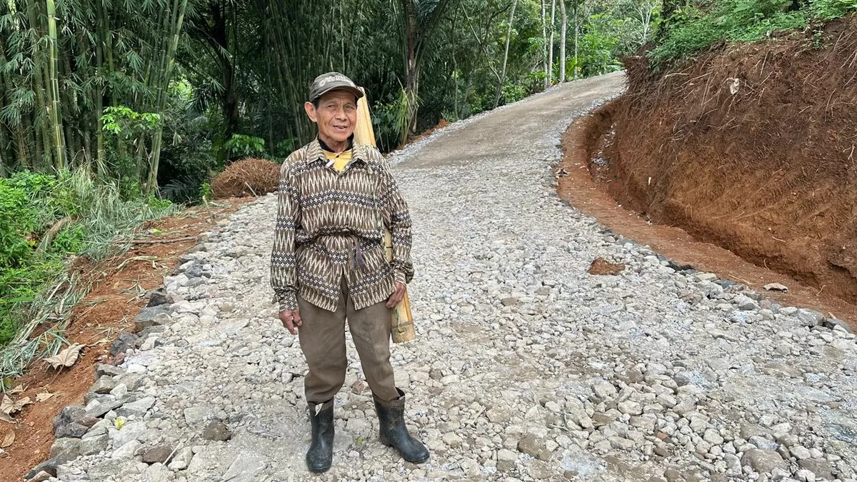 Salah satu warga yang merasakan langsung dampak Program TMMD adalah Ade, pria berusia 75 tahun asal Kampung Cibangkerong RT 05/RW 02. (Foto Istimewa)