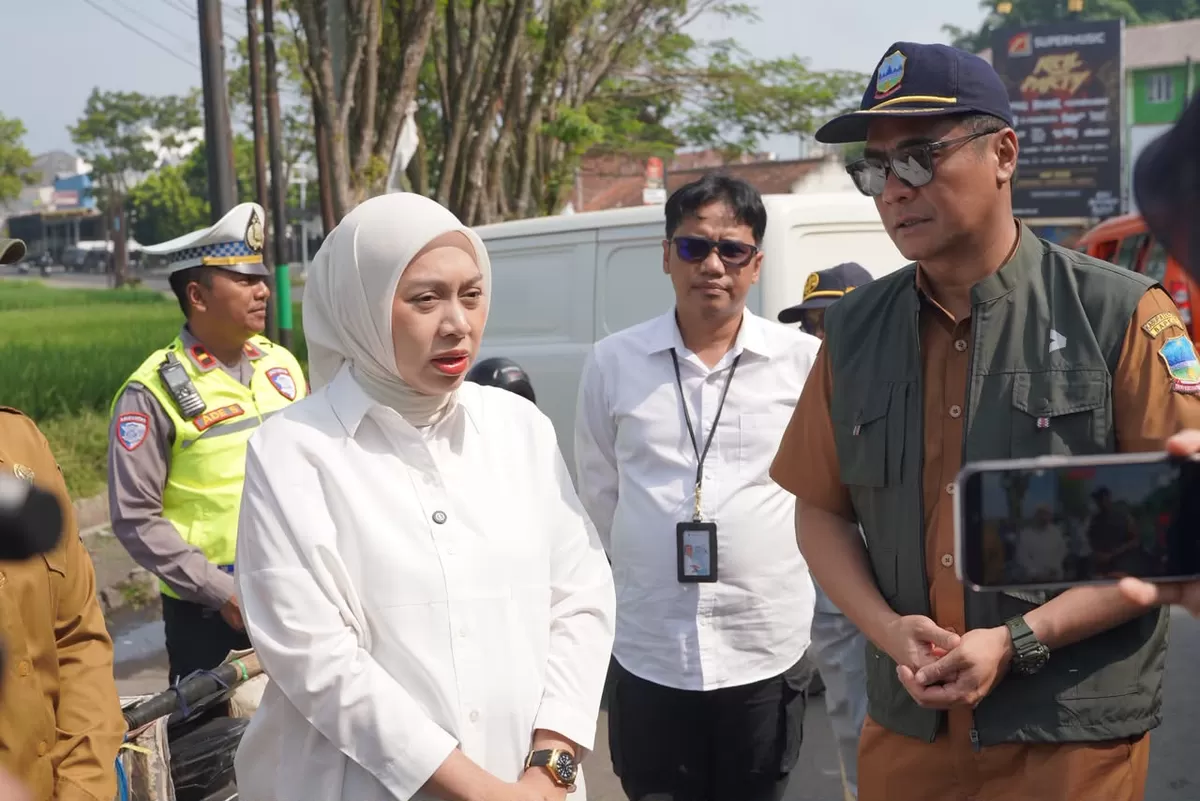 Wabup Putri Karlina, melakukan peninjauan langsung terhadap pelaksanaan Operasi Gabungan (Opsgab) Pajak Kendaraan Bermotor yang digelar di kawasan Bundaran SMKN 2 Garut, Jalan Suherman,  (Dok. Pemkab Garut)