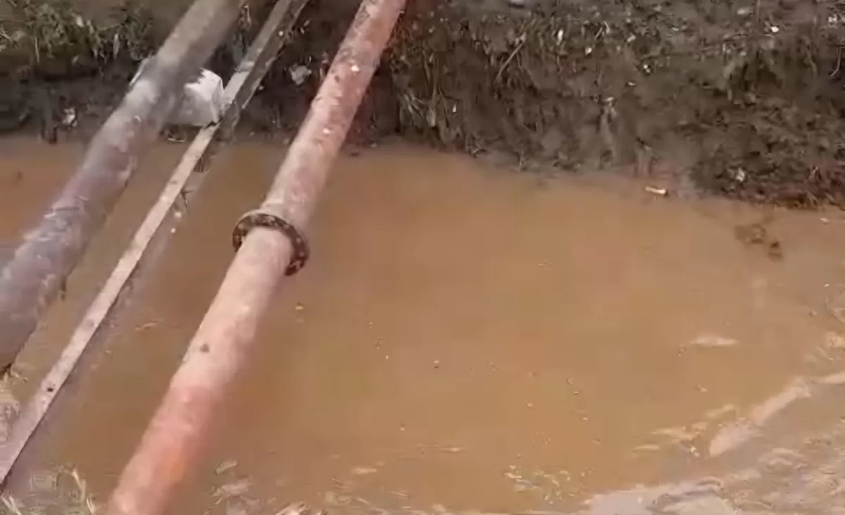 Pipa IPAL di Sukaregang yang katanya dipotong warga karena menahan sampah yang melintas di sungai.