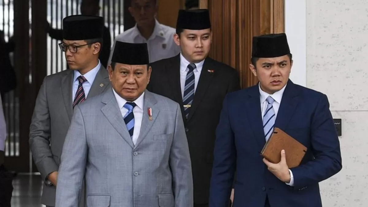 Presiden Prabowo Subianto didampingi Sekretaris Kabinet (Seskab) Teddy Indra Wijaya dan Menlu Sugiono beberapa waktu lalu. (Foto: ANTARA /GALIH PRADIPTA)