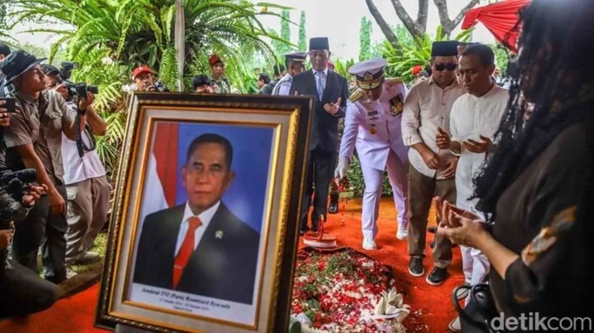 Suasana haru menyelimuti prosesi pemakaman Jenderal TNI (Purn) Ryamizard Ryacudu di Taman Makam Pahlawan Nasional Utama Kalibata, Jakarta, Senin (1/6/2026). (Foto Istimewa: Pradita Utama/detikFoto)