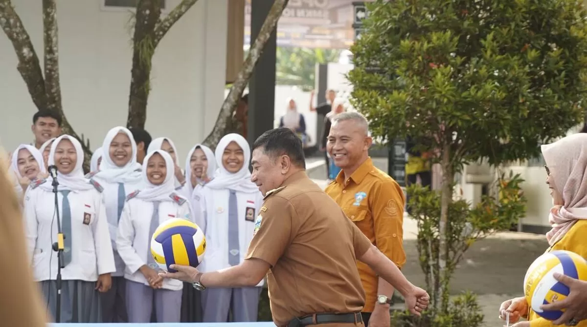 Bupati Garut, Abdusy Syakur Amin, membuka Invitasi Bola Voli ke-8 Tahun 2026 yang diselenggarakan di Lapangan Olahraga SMKN 10 Garut, Kecamatan Cilawu, Selasa (2/6/2026). (Foto: Dzikri/ Diskominfo Kab. Garut)