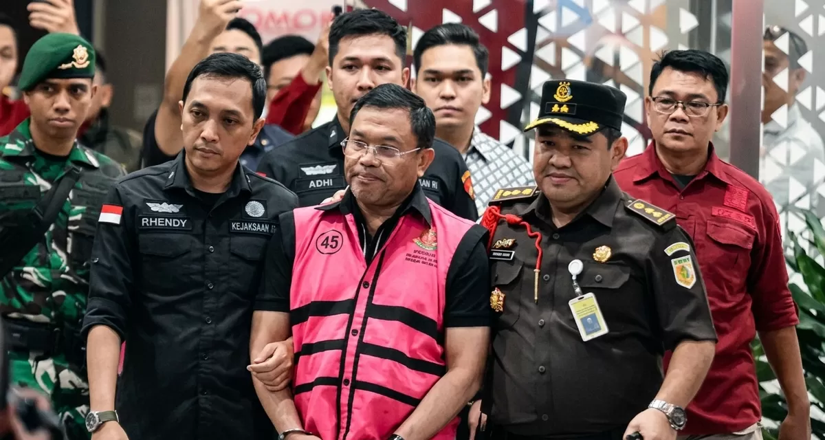 Mantan Wakil Kepala Badan Gizi Nasional, Sony Sonjaya (tengah), berjalan memasuki mobil tahanan di Kejaksaan Agung, Jakarta, Rabu (03/06). (Generated by ANTARA)