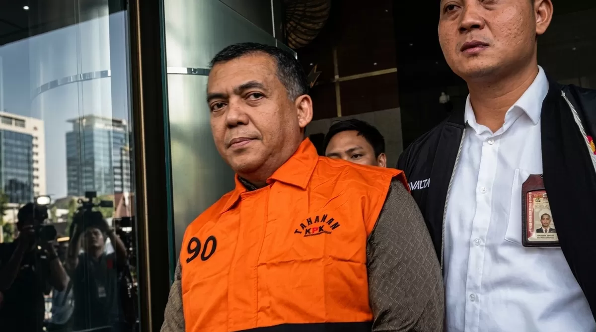 Wamen Imipas) Silmy Karim mengenakan rompi tahanan Komisi Pemberantasan Korupsi (KPK) usai diperiksa dalam rangkaian Operasi Tangkap Tangan (OTT) di lingkungan Kantor Imigrasi Jakarta Barat. (Foto Istimewa)