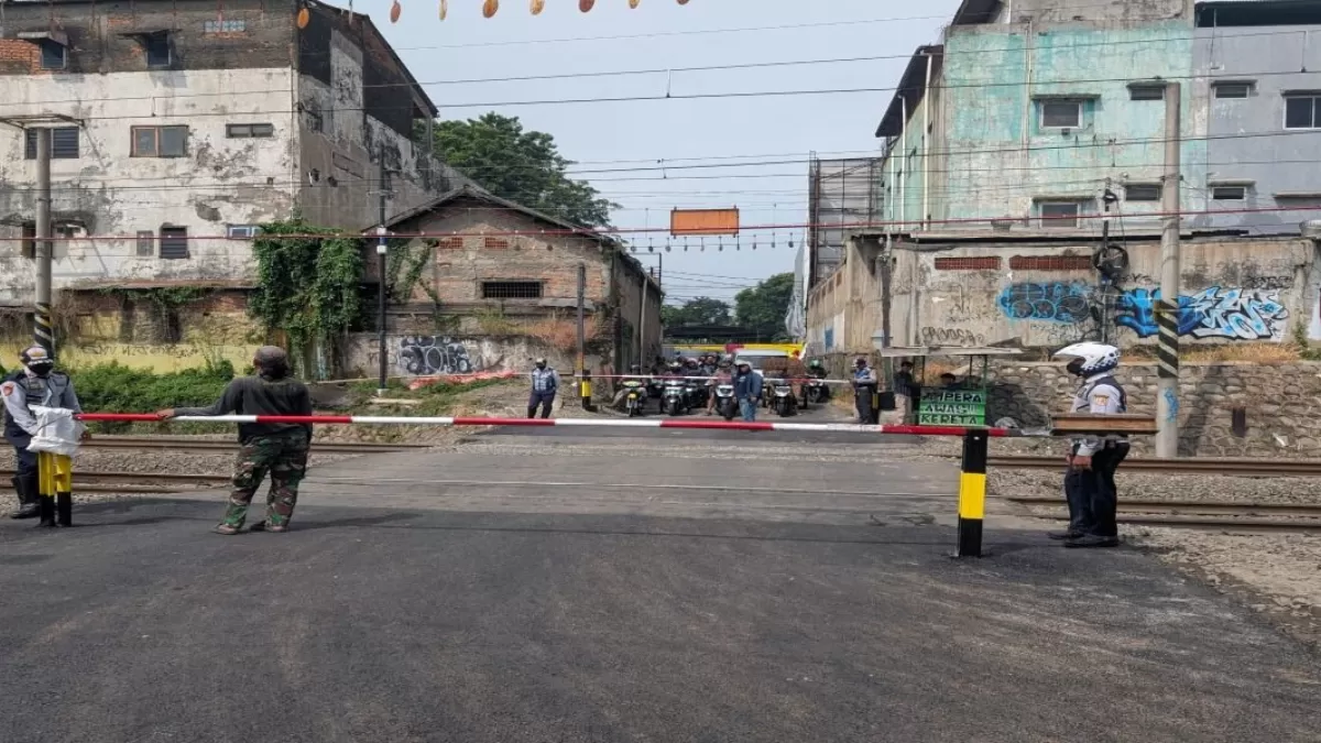 Perlintasn Kereta api tanpa palang pintu di Ampera, Bekasi Timur, Jawa Barat yang akan menjadi atensi pemerintah setempat. (Foto: RY/KanalBekasi.com)