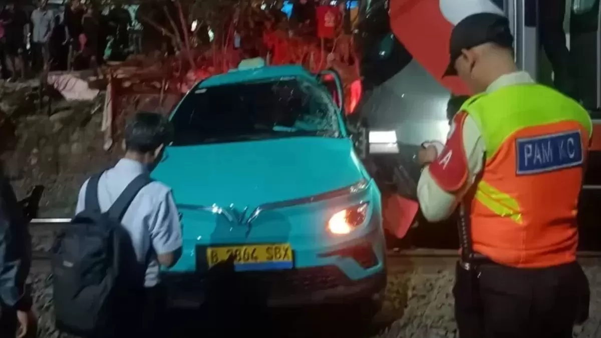 Tragedi tabrakan kereta di Bekasi Timur memicu evaluasi total terhadap operasional taksi Green SM yang kerap terlibat rentetan kecelakaan. (Foto: CBG/KanalBekasi.com)