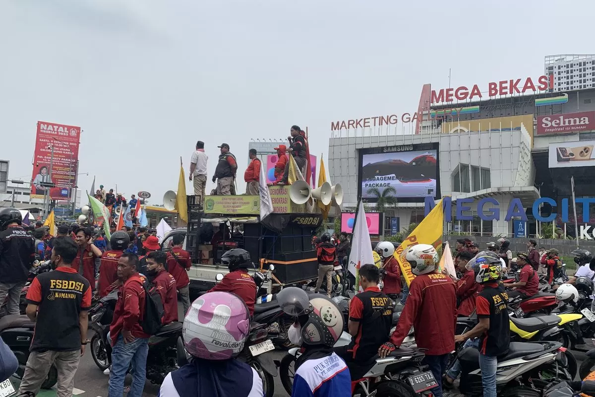 Konsulat Cabang Federasi Serikat Pekerja Metal Indonesia (FSPMI) Bekasi mengerahkan sekitar 15 ribu anggotanya untuk turun langsung di Monas