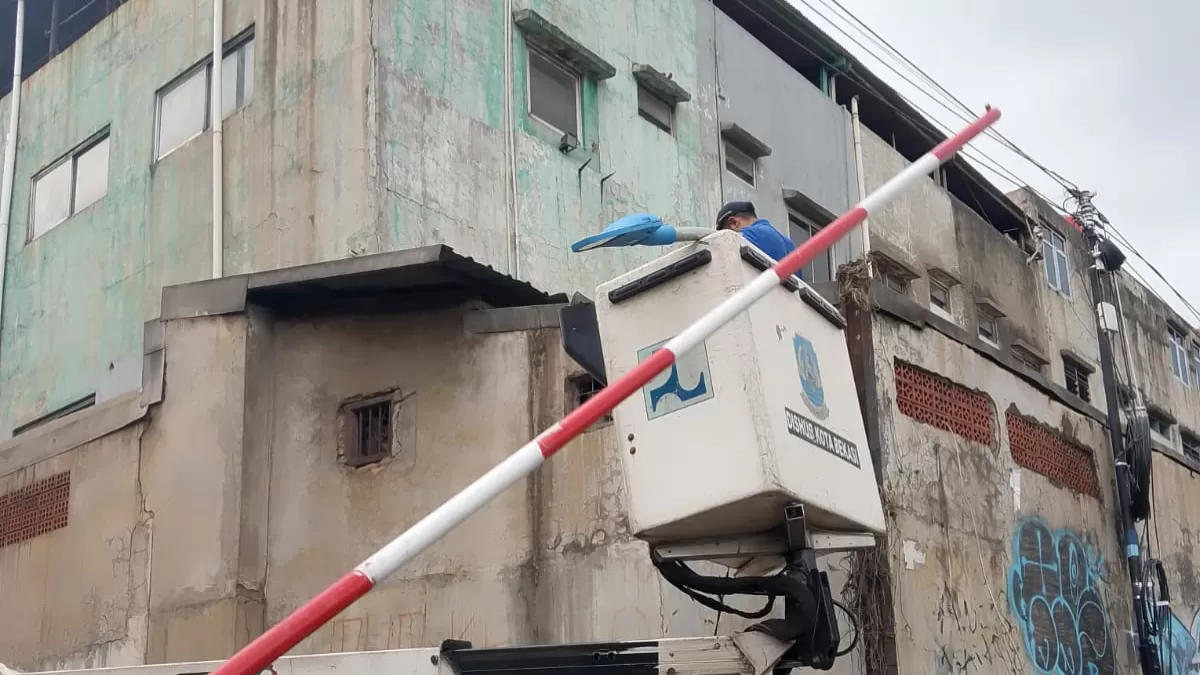 Dishub pasang PJU di perlintasan Ampera Bekasi Timur untuk tekan risiko kecelakaan, Sabtu (2/5/26). (Foto: Robby Yahya)