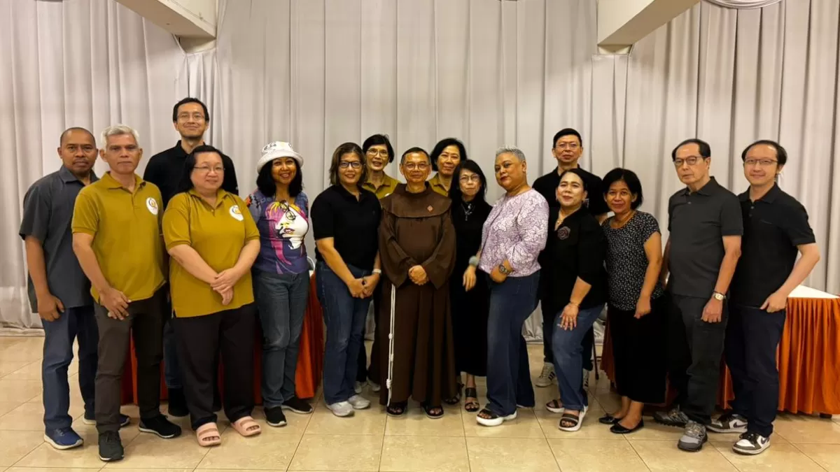 Kebersamaan indah Panitia KEP XIX di akhir acara bersama Pater Robby Wowor, OFM. (CBG)