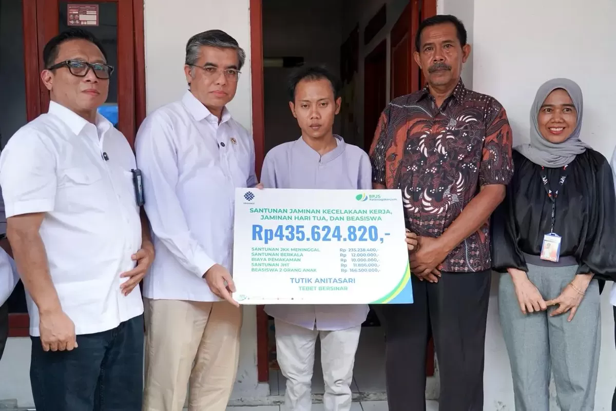 Menaker, Yassierli saat menyerahkan hak almarhumah Tutik Anitasari kepada sang suami bernama Aji di rumahnya di Bekasi.