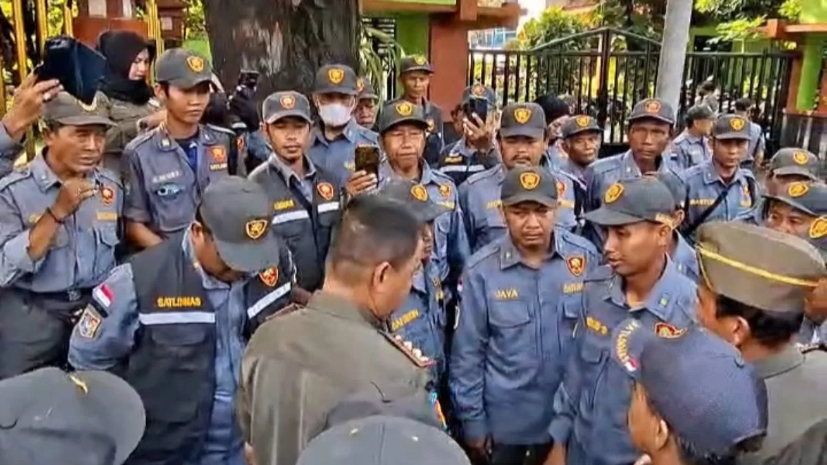 Protes Pernyataan Kasatpol PP, Personel Linmas Datangi Pemkot Bekasi. (Istimewa)