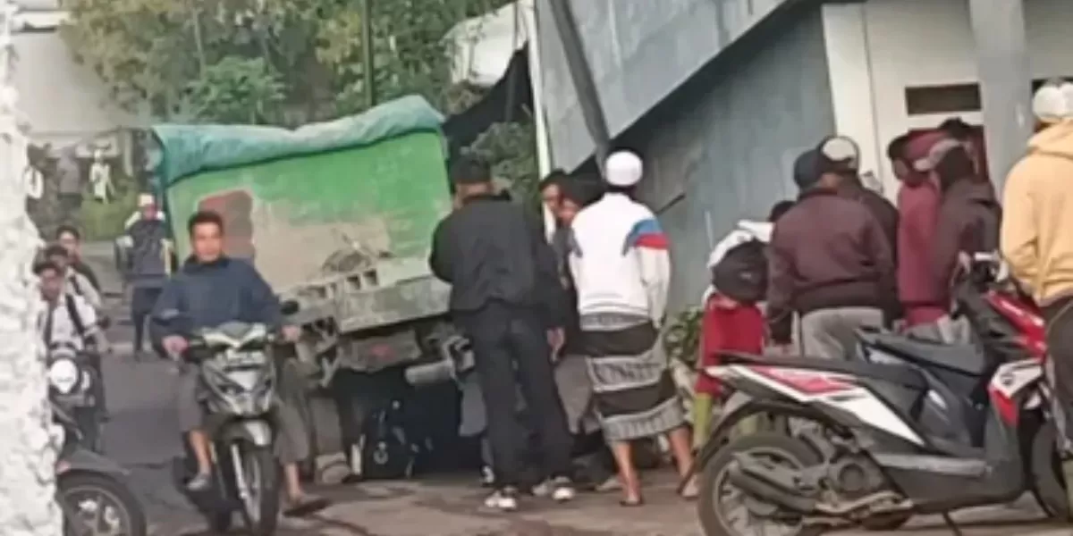 Menyoroti insiden kecelakaan pendaki di Gunung Putri, Cianjur yang diduga terlindas truk pengangkut semen hingga tewas. (Instagram.com/@pendaki_bandung98)