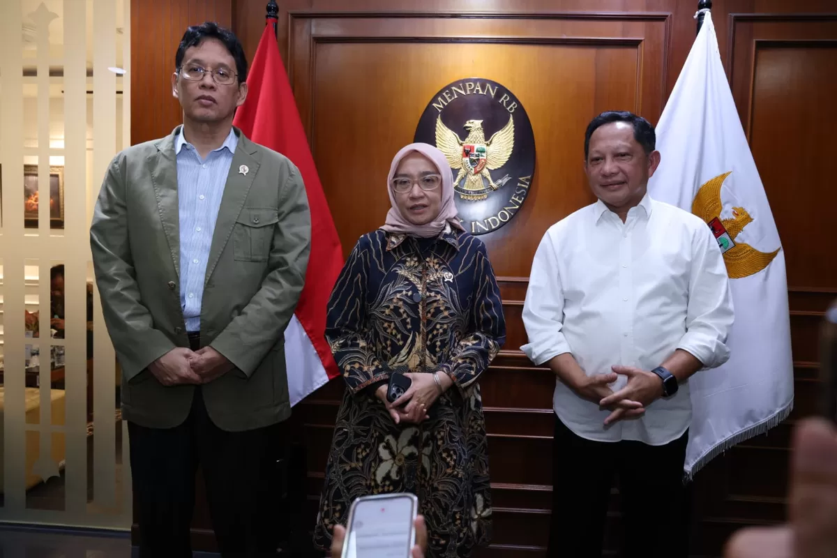 Rapat Tingkat Menteri (RTM) Pengelolaan Kepegawaian dan Keuangan Daerah antara Menteri PANRB Rini Widyantini, Menteri Dalam Negeri Muhammad Tito Karnavian dan Menteri Keuangan Purbaya Yudhi Sadewa,