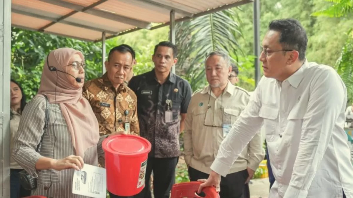 Salah seorang warga Jakarta Timur menjelaskan inisiatif pengolahan sampah mandiri kepada Wamen Lingkungan Hidup sekaligus Wakil Kepala BPLH, Diaz Hendropriyono. (Foto: KLH/BPLH)