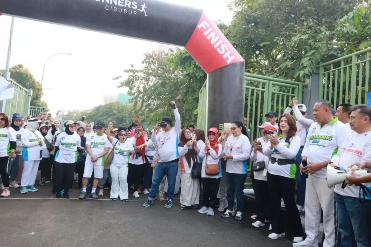  CFD Kota Bekasi semarak, Tri Adhianto lepas Fun Run dan jamin kemudahan investasi serta tambah fasilitas olahraga. (dok. Humas Pemkot Bekasi)