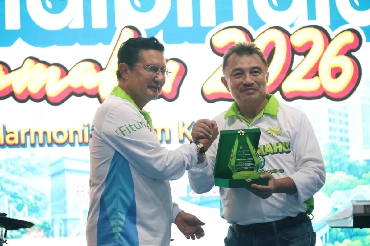 Kiri-kanan: Ketua Umum Lamahu, Fadel Muhammad dan Wakil Wali Kota Bekasi, Abdul Harris Bobihoe di CFD, Minggu 10 Mei 2026.  (dok. Humas Pemkot Bekasi)