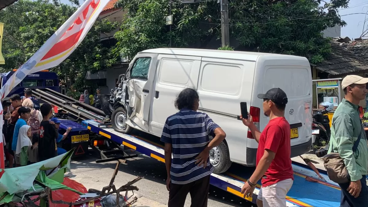 Penampakan sebuah mobil dapur MBG yang mengalami kecelakaan di bilangan Bekasi Timur, Selasa (12/5/26) sekitar pukul 11 siang. (Foto: RY/KanalBekasi.com)