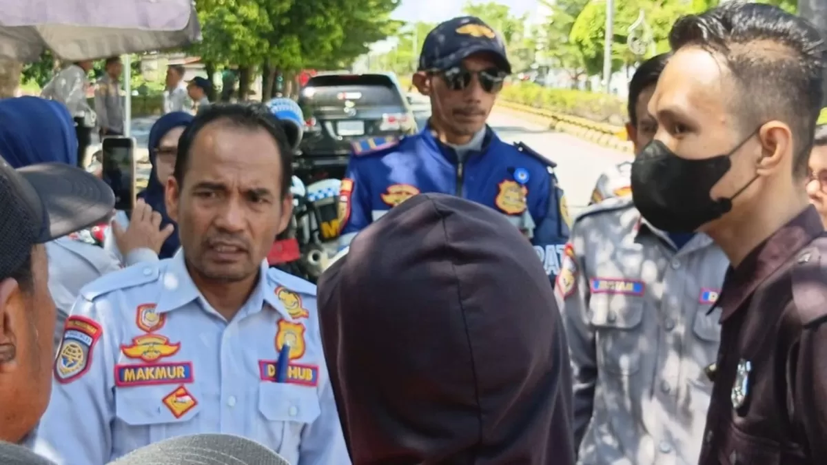 Belum Sehari Ditertibkan, Parkir Liar Kembali Menjamur di Jalan Andi Djemma Palopo. (Istimewa)