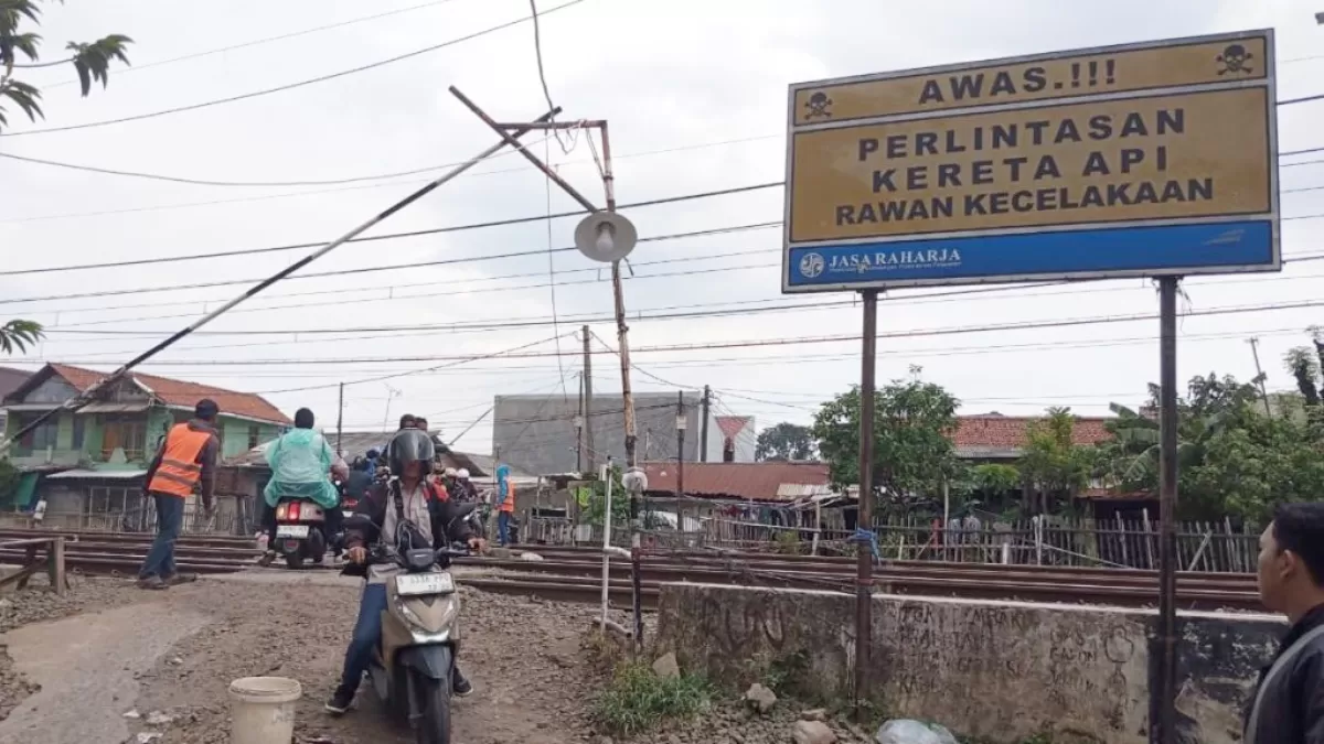 Salah satu perlintasan Kereta Api ilegal yang ditutup Dishub Bekasi, kini dalam tahapan sosialisasi. (RY/KB)