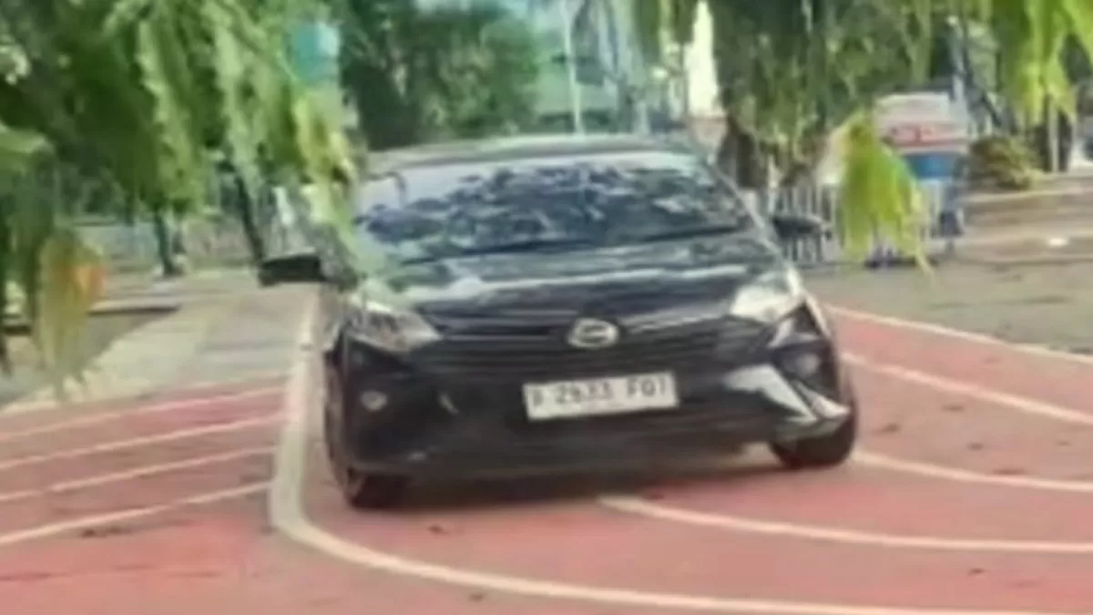 Mobil Daihatsu Sigra nekat masuk jogging track Alun-alun Bekasi untuk latihan menyetir hingga viral dan memicu kritik warga. (RY/KB)