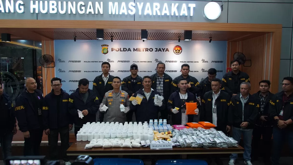 Dirreskrimsus Polda Metro Jaya Kombes Pol Dr. Victor Dean Mackbon menjelaskan, pengungkapan dilakukan di dua lokasi