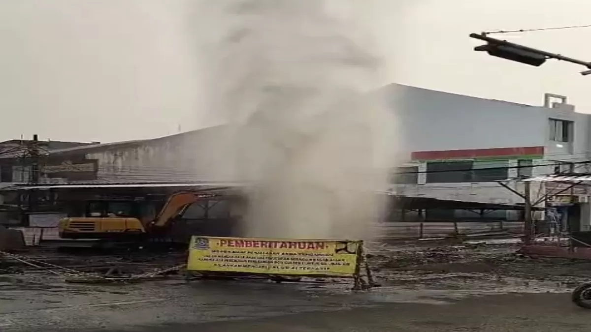 Kebocoran gas di area proyek pekerjaan drainase di Jalan Nangka Raya, Perumnas 1, Kota Bekasi,   Artikel ini adalah bagian dari Mitra 