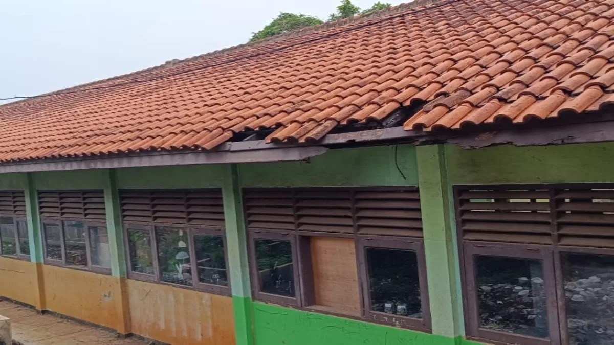 Kondisi bangunan SDN Mustikasari IV, yang mengalami kerusakan bertahun-tahun, belum mendapat perbaikan.  (Robby Yahya)