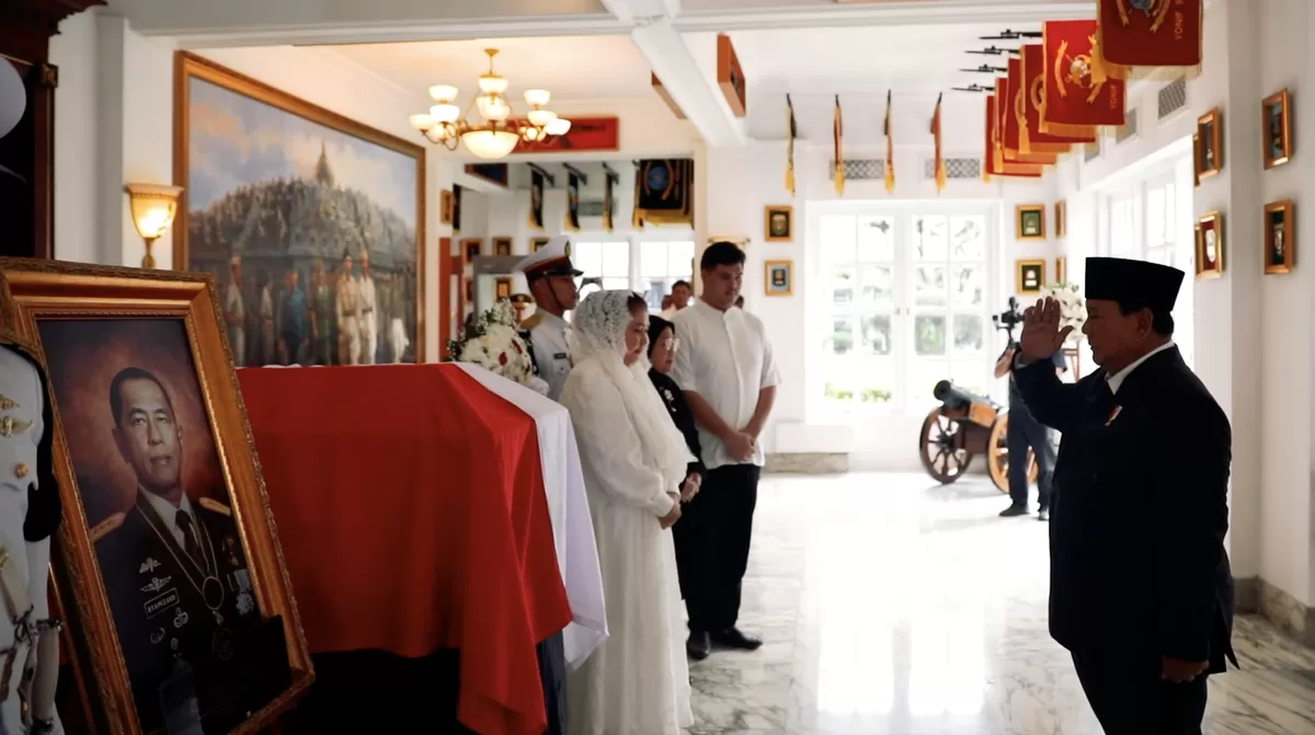Presiden Prabowo Subianto memberikan penghormatan terakhir kepada mantan Menteri Pertahanan RI periode 2014-2019, almarhum Ryamizard Ryacudu, di Gedung Bhineka Tunggal Ika, Senin (1/6/2026).  (Boyke Hutapea)