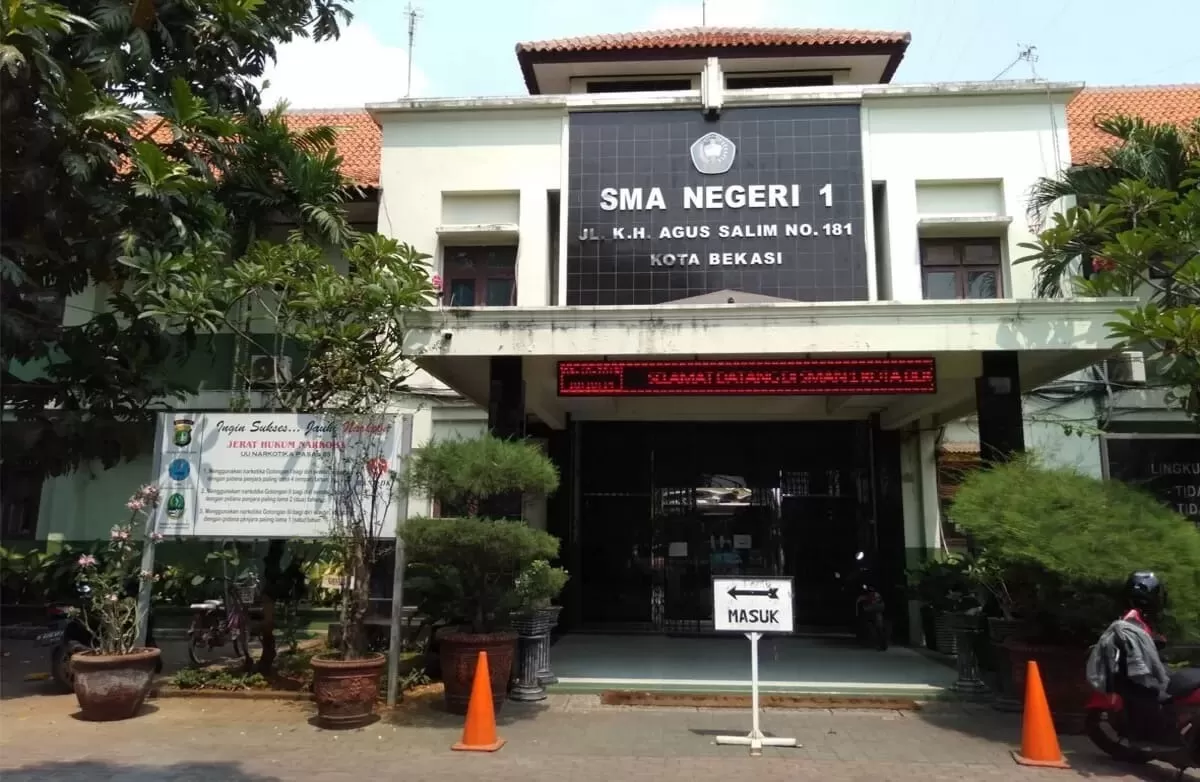 Sistem SPMB Jabar di SMAN 1 Kota Bekasi, dikeluhkan ortu calon siswa baru. (Foto: Robby Yahya) 