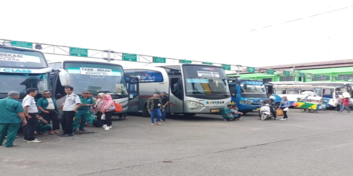 Kelangkaan solar, mengakibatkan jadwal pemberangkatan Bus dari Terminal Induk Kota Bekasi, molor berjam-jam (Foto: Robby Yahya) 