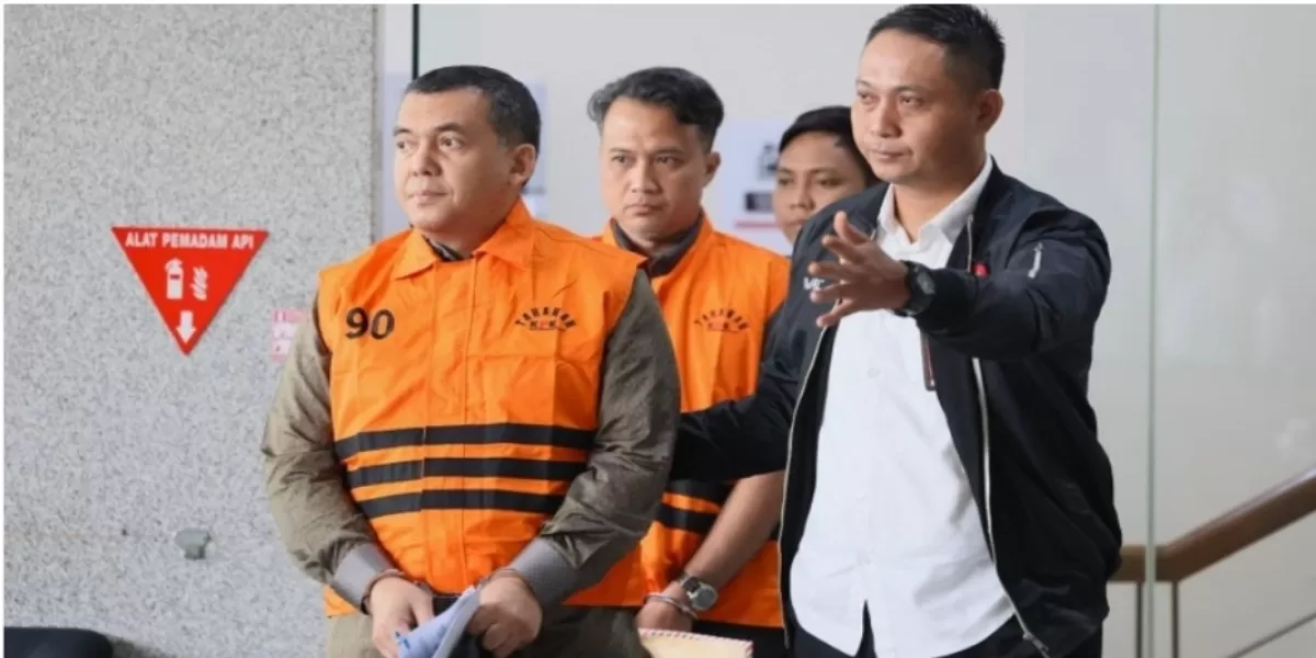 Wamen Imipas, Silmy Karim, mengenakan rompi oranye setelah ditetapkan sebagai tersangka pemerasan izin tinggal WNA oleh KPK. (Dok. KPK)