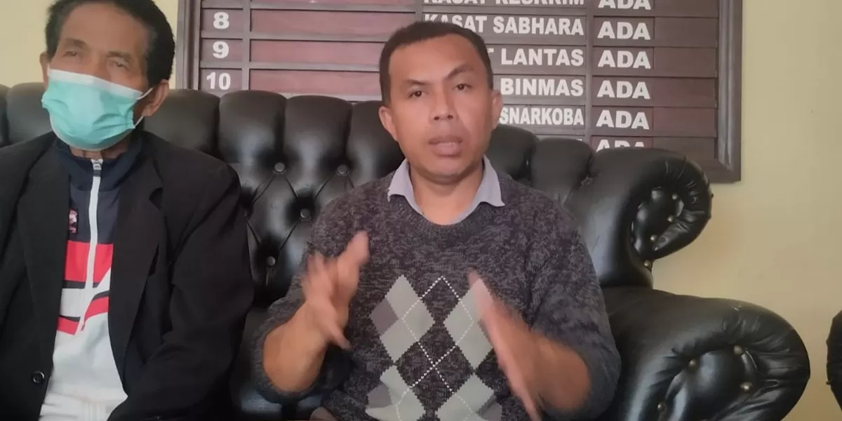 Kuasa hukum bersama Yohan Padur memberikan keterangan kepada awak media terkait penetapan tersangka dugaan pemerasan oleh Polres Manggarai, dalam kasus sengketa ganti rugi lahan.  (Foto Dok Promedia Group)