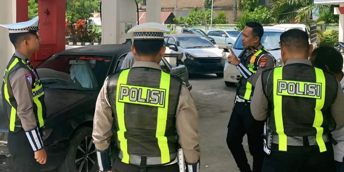 Petugas Satlantas Polres Abdya memberikan imbauan kepada pengendara agar tertib saat antre pengisian BBM di salah satu SPBU di Aceh Barat Daya, Senin (25/5/2026).  (Fitria Maisir)