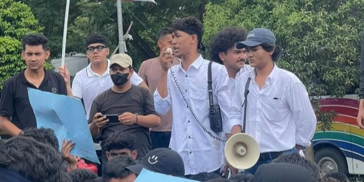 Koordinator Ikatan Mahasiswa Peduli (IMP) Seramoe Mekkah, Badridduja, menyampaikan orasi di hadapan massa aksi dalam sebuah unjuk rasa di Banda Aceh. (HukumToday.com / Foto Ist)