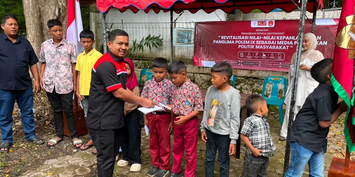 Ketua Commando Independen Bustamam memberi santunan anak yatim-piatu di kegiatan Baksos Himapol USK Dan Jasa DPW Aceh Besar.  (Foto Ist)
