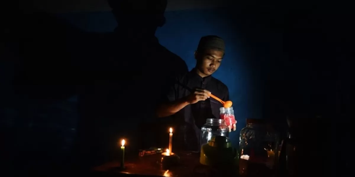 Pedagang menyiapkan minuman untuk pembeli saat pemadaman listrik di Riau (Candra Winata)