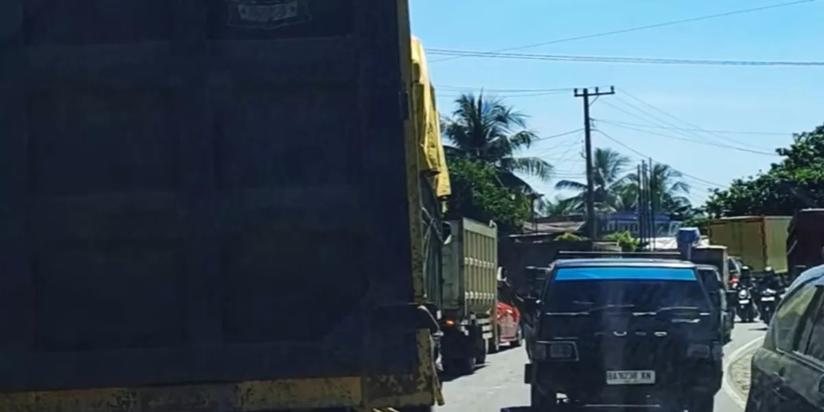 Antrean Panjang di Jalur Buka tutup Jalan Kebun Nopi Bukit Pedusunan Luansing Riau (Candra Winata)