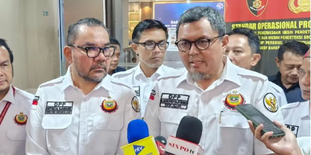 Wakil Ketua Bidang Hukum DPP Ikatan Keluarga Minang (IKM) Defrizal Djamaris (kanan) dan Sekretaris Jenderal DPP IKM Braditi Moulevey Rajo Mudo di Gedung Bareskrim Polri, 26 Mei 2026. (TEMPO)